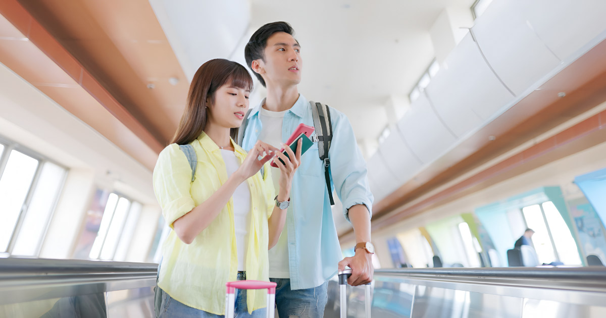 空港にいるカップル