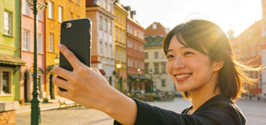 スマホを持つ日本人女性
